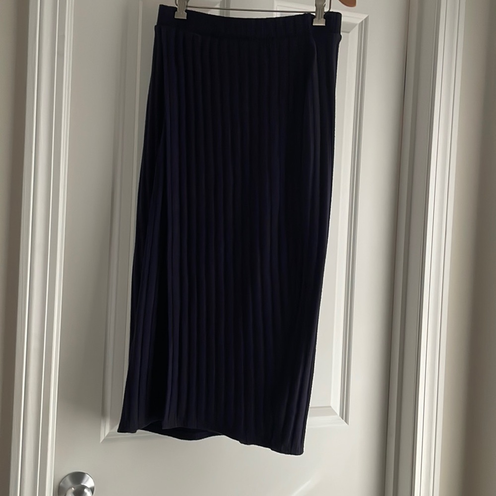 Sweater skirt , midi , with slit on the side . Anthropologie. Navy Blue .small